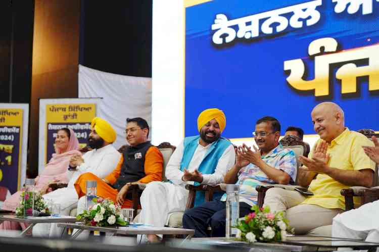 Kejriwal congratulates CM for heralding education revolution to bag top rank in NAS