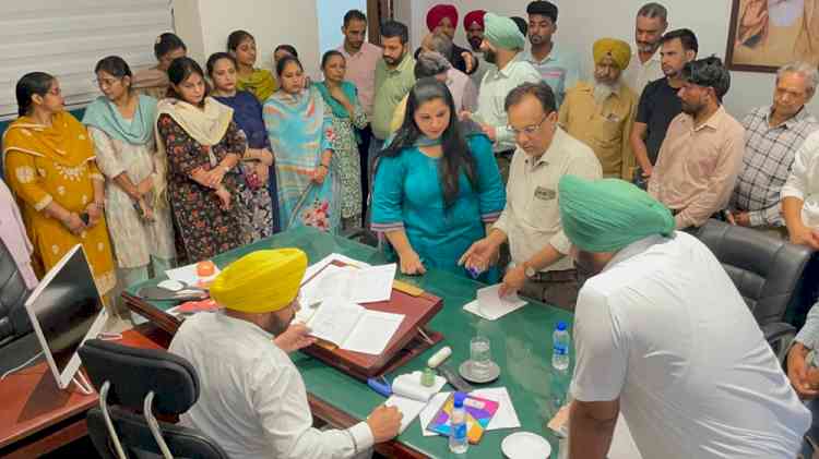 Minister Harbhajan Singh ETO conducts surprise inspection in office of PWD Ludhiana Division