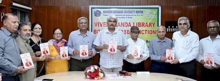 एमडीयू में डा. अंबेडकर और महर्षि दयानंद विषयक पुस्तकों का विमोचन