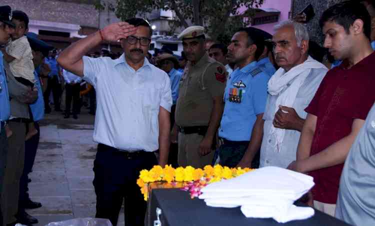 सैन्य सम्मान के साथ हुआ शहीद पायलट लोकेंद्र सिंह का अंतिम संस्कार