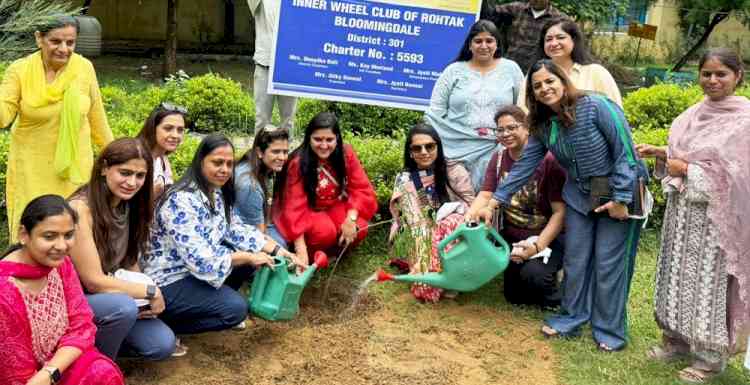 इनरव्हील रोहतक ब्लूमिंगडेल द्वारा पौधारोपण आयोजित