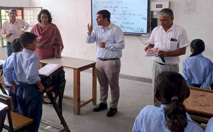 एचसीएस हिमांशु ने किया जिला के तीन विद्यालयों का औचक निरीक्षण