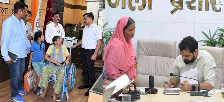 उपायुक्त ने समाधान शिविर में व्हीलचेयर की गुहार लगाने वाली महिला को दी व्हीलचेयर