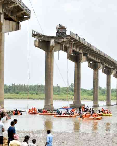 Tapi River bridge near Kamrej closed for month as NHAI begins repairs after Gambhira collapse kills 18
