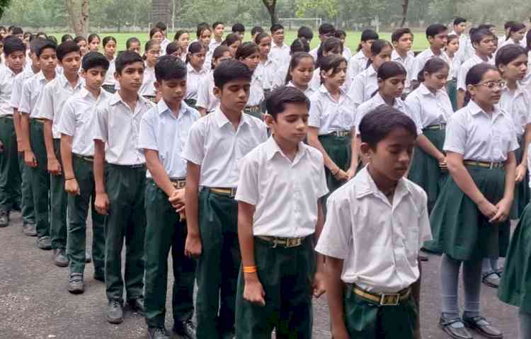 यूनिवर्सिटी कैंपस स्कूल के पूर्व छात्र स्क्वाड्रन लीडर लोकेंद्र को दी भावभीनी श्रद्धांजलि