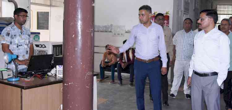 उपायुक्त ने कलानौर तहसील का औचक निरीक्षण किया