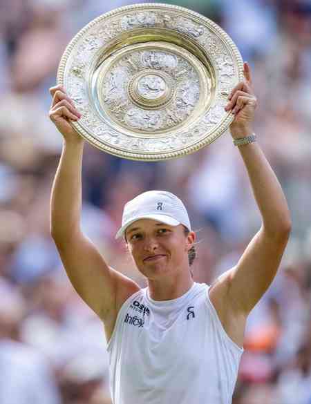Swiatek lifts maiden Wimbledon title with 6-0, 6-0 win over Anisimova