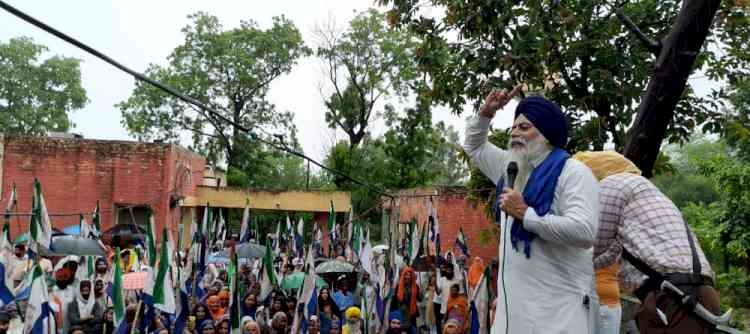 Farmers hold protest outside PSPCL Office against installation of smart meters