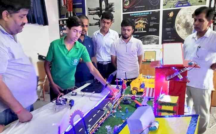 जवाहर नवोदय विद्यालय में आयोजित प्रदर्शनी में विद्यार्थियों ने प्रस्तुत किए विभिन्न मॉडल