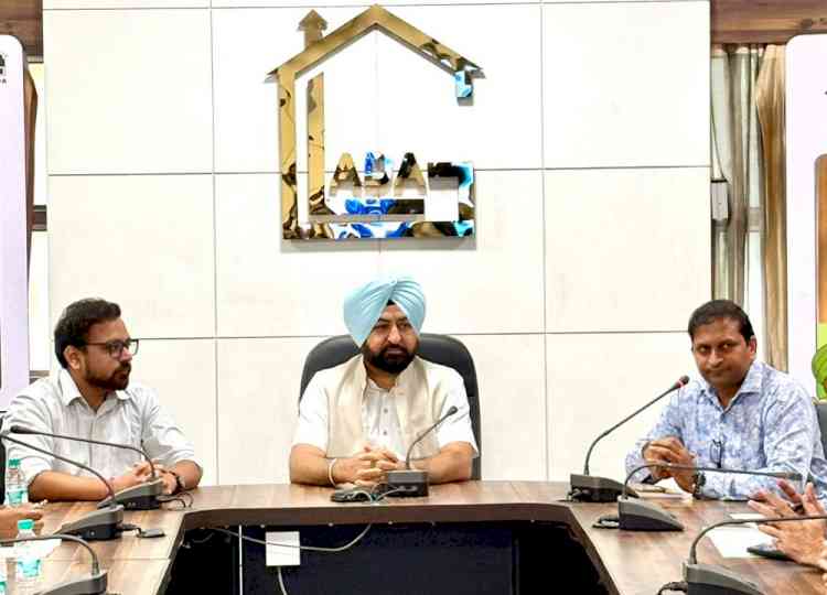 Land owners reached GLADA Office & gave their consent in the presence of Minister Hardeep Singh Mundian