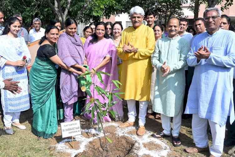 कुलपति प्रो. राजबीर सिंह के जन्मदिन पर एमडीयू में लगाए गए 61 पौधे