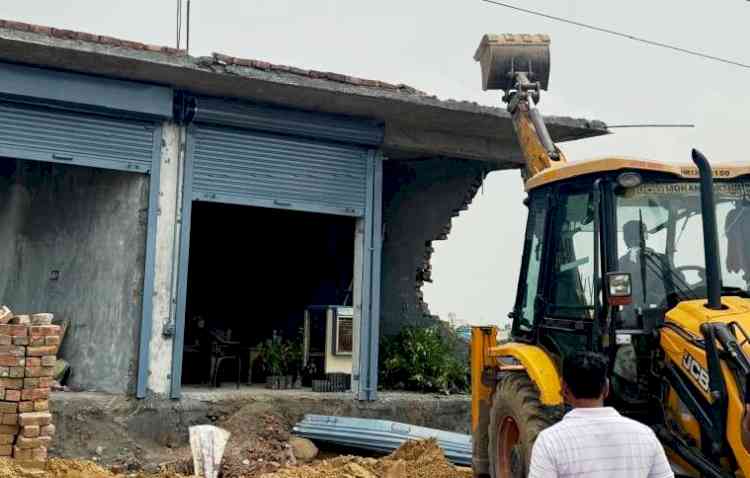 गांव सराय अहमद में अवैध निर्माणों पर चला प्रशासन का बुलडोजर