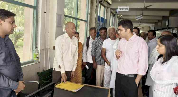नगर निगम आयुक्त ने किया नागरिक सुविधा केन्द्र का औचक निरीक्षण