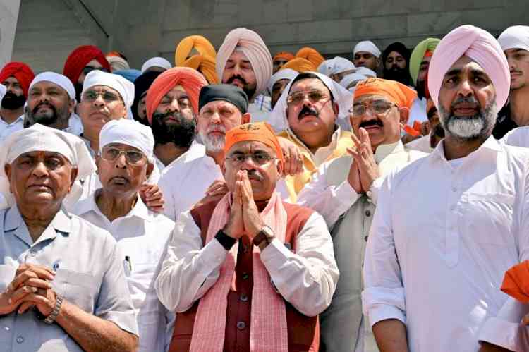 Chugh, Ashwani Sharma visit Darbar Sahib in Amritsar; call for united fight against AAP’s land looting scheme