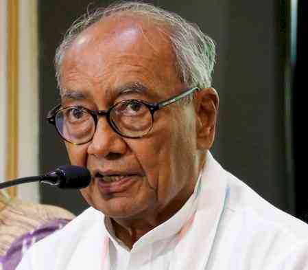 Digvijaya Singh demands increase in wages of Indore's sanitation workers