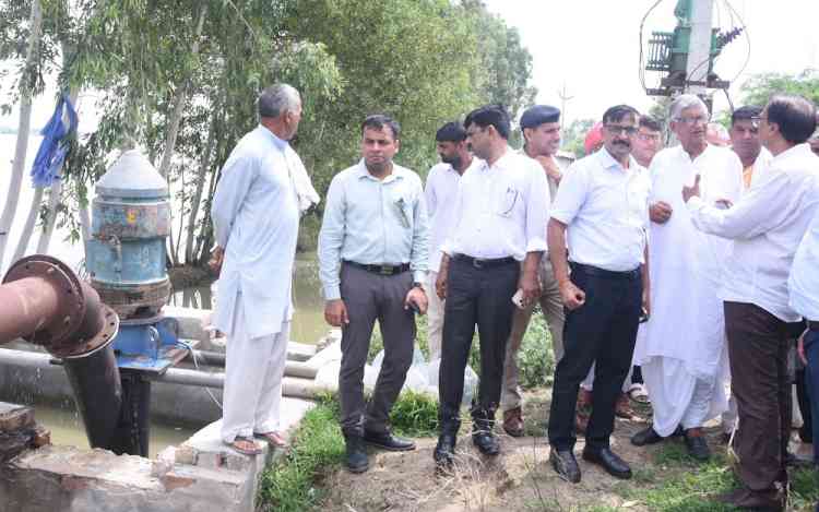 राज्यसभा सांसद जांगड़ा तथा उपायुक्त धर्मेंद्र सिंह ने किया महम उपमंडल के गांवों में जल निकासी के प्रबंधों का निरीक्षण