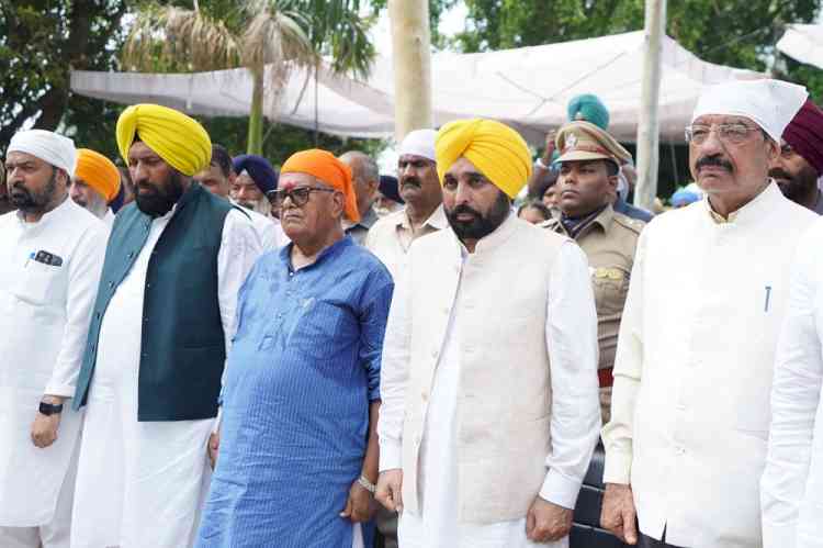 CM joins thousands of mourners to give tearful adieu to Fauja Singh