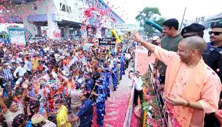 Kanwar Yatra: CM Yogi showers flower petals on Shiva devotees, says miscreants trying to defame it