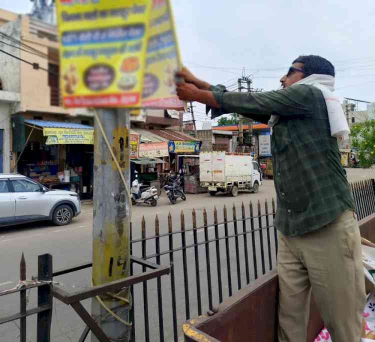 अनाधिकृत होर्डिंग्स/फ्लैक्स, पोस्टर लगाने वालों पर सख्त हुआ निगम प्रशासन