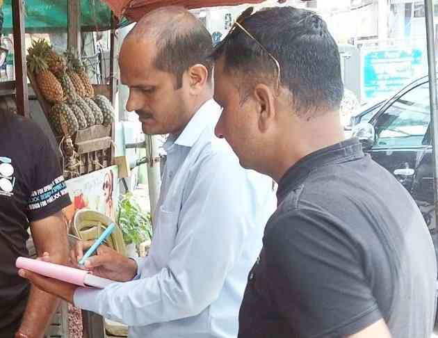 नगर निगम की टीम ने गंदगी फैलाने वालों के किए चालान
