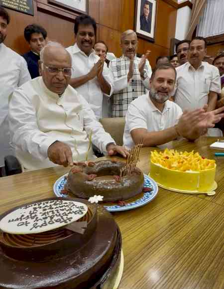 Congress celebrates Kharge's birthday with cake-cutting ceremony; Rahul, Priyanka join in 