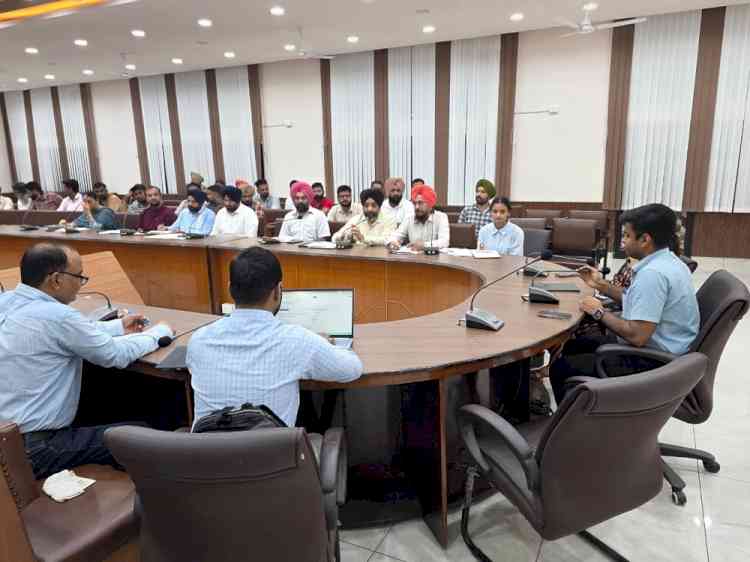 DC holds meeting with paddy stubble industrialists and aggregators