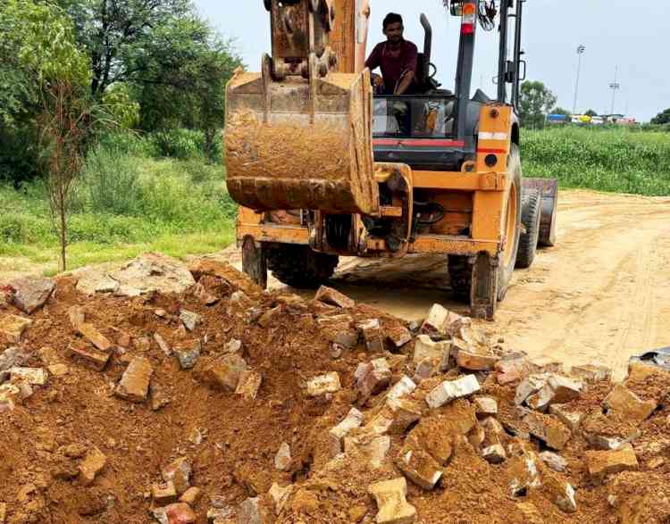 गांव मायना व सुनारिया खुर्द में अवैध कॉलोनियों पर चला प्रशासन का बुलडोजर