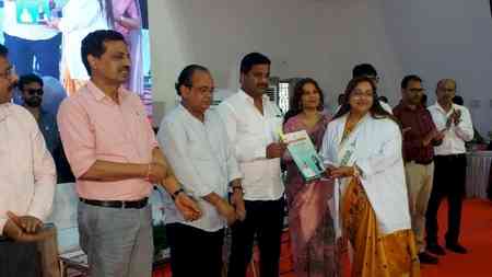126 specialist doctors in Jharkhand receive appointments through bidding process, Minister hands over letters