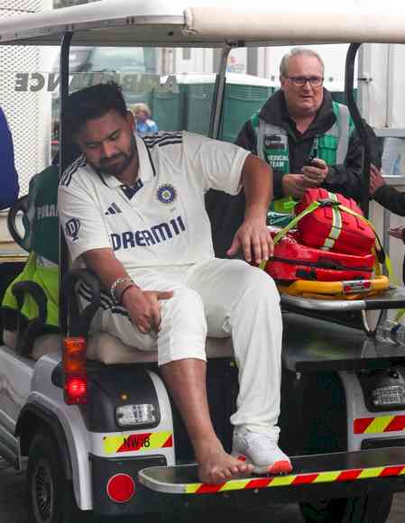 4th Test: Fresh injury scare for India as Pant taken off the field due to right foot injury
