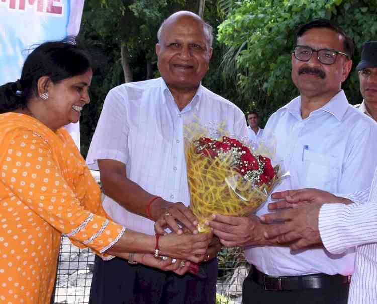 मछली पालन बना किसानों का मनपसंद व्यवसायः उपायुक्त धर्मेंद्र सिंह