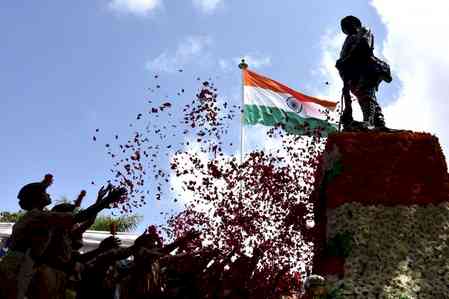 President, Defence Minister pay tribute to fallen heroes on Kargil Vijay Diwas