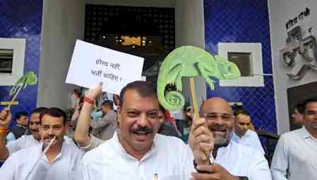 Congress stages 'colour protest' as MP Assembly opens Monsoon session