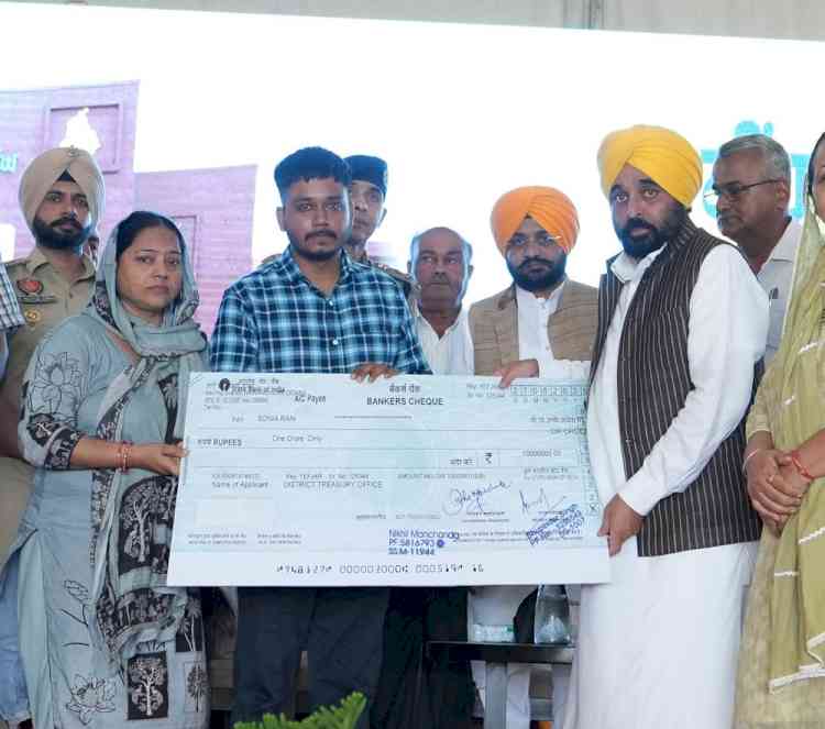 CM hands cheque worth Rs 1 crore to the family members of martyr ASI Dhanwant Singh