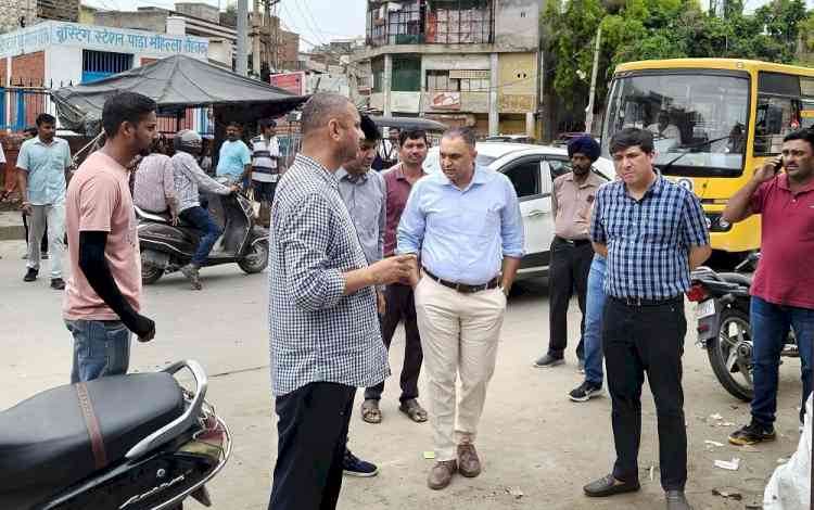 बूस्टर के सामने से अतिक्रमण हटाएगा निगम