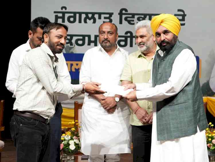CM gives big bonanza to 942 contractual employees of Forest Department, hands over regular appointment letters to them