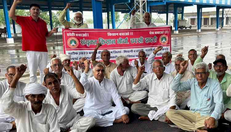 बारिश के बावजूद  बाढड़ा में किसानों का धरना जारी