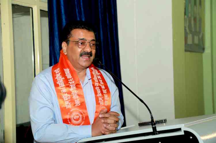Chief Guest Architect Sanjay Goyal gave message of life values to students in Vedic Speech Competition