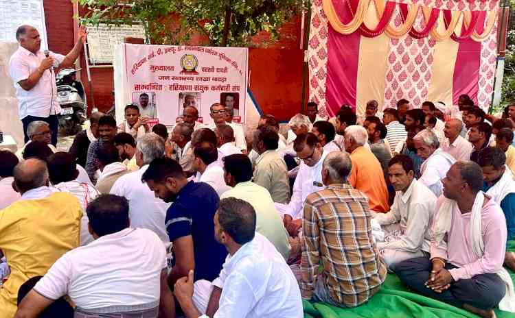 ट्यूबवेल कर्मियों का धरना जारी