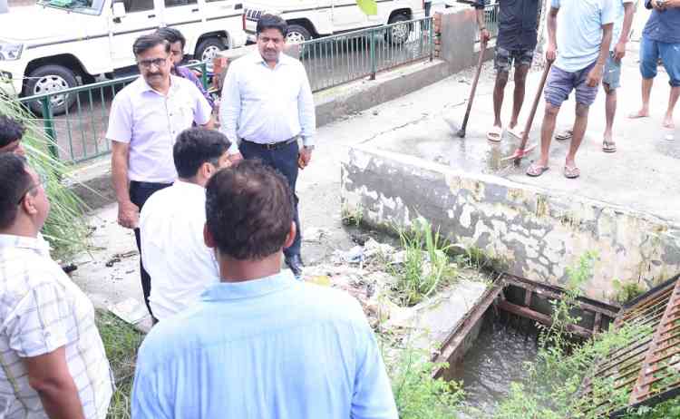 उपायुक्त धर्मेंद्र सिंह ने शहर के विभिन्न हिस्सों में जल निकासी के प्रबंधों का निरीक्षण किया