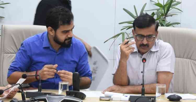 उपायुक्त ने समाधान शिविरों की लंबित व रि-ओपन हुई शिकायतों का शीघ्र उचित निपटारा करने के निर्देश दिए
