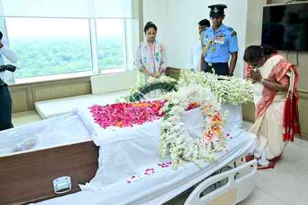 President Droupadi Murmu pays last respects to Shibu Soren at Sir Ganga Ram Hospital, offers condolences to family