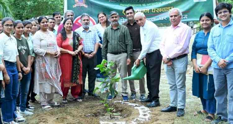 दो पौधे नशा मुक्त घर के नाम अभियान के तहत पौधारोपण किया
