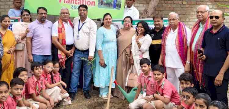 स्कूली बच्चों ने किया पौधारोपण