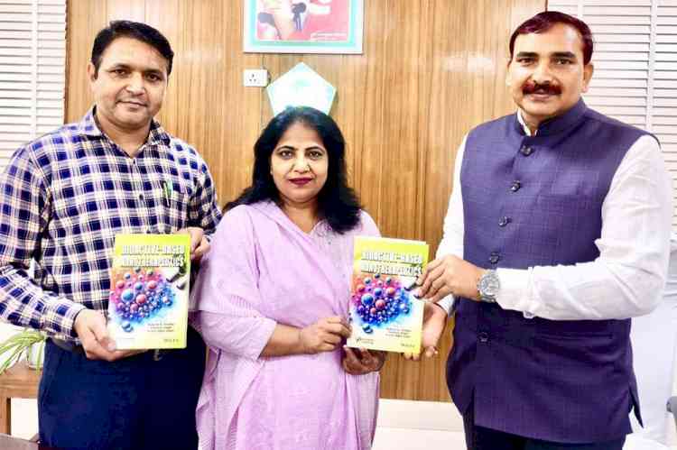 जीजेयू वीसी ने किया ’बायोएक्टिव बेस्ड नैनोथेरेप्यूटिक्स’ पुस्तक का विमोचन