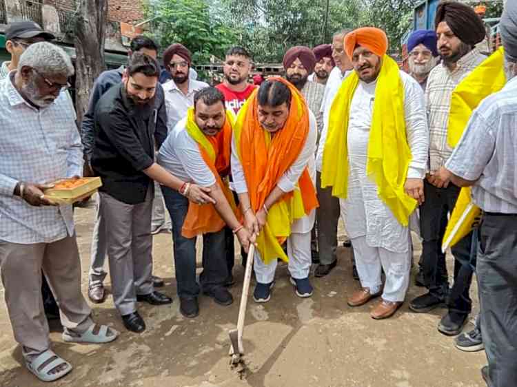 MLA Prashar launches project worth Rs 74 lakh to construct concrete road backside Loha market on Gill road