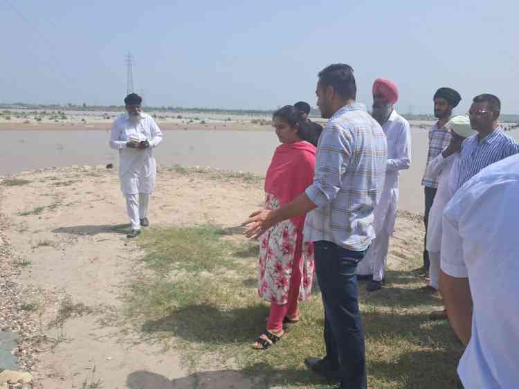 DC REVIEWS FLOOD PREPAREDNESS IN BORDER VILLAGES AS SATLUJ WATER LEVEL RISES