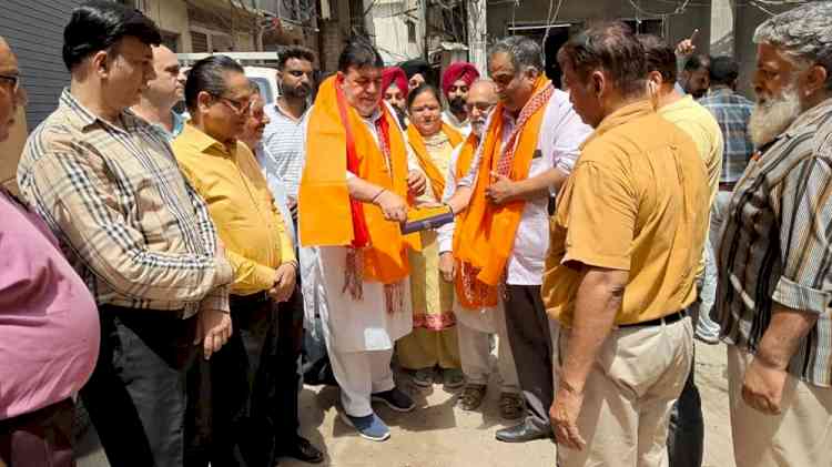 MLA Prashar kickstarts road construction project in Dhandiya Mohalla