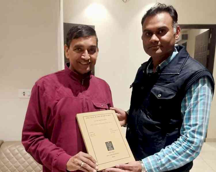 जब कोई पाठक लेखक की आवाज बनता है, तब बात दूर तक जाती है