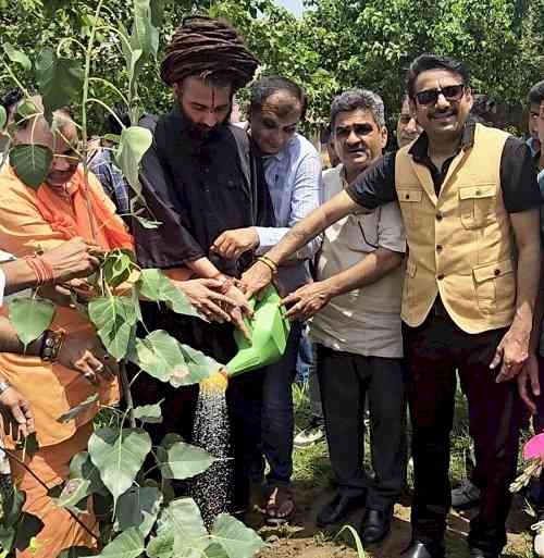 हर छात्र एक पेड़ लगाकर उसकी जीवन भर देखभाल करेः गजेंद्र फोगाट