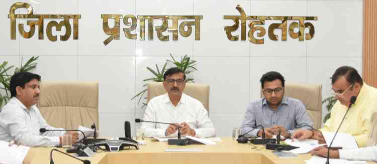उपायुक्त ने लंबित राजस्व रिकॉर्ड को पोर्टल पर अपलोड करने के निर्देश दिए